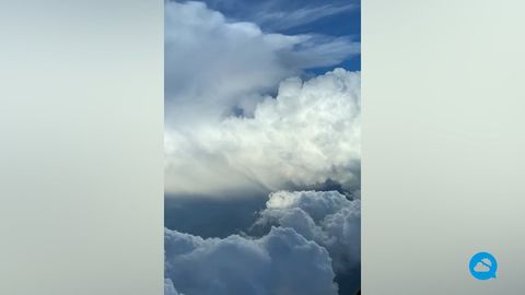Aproximação turbulenta a Barcelona (Espanha) entre nuvens de tempestade