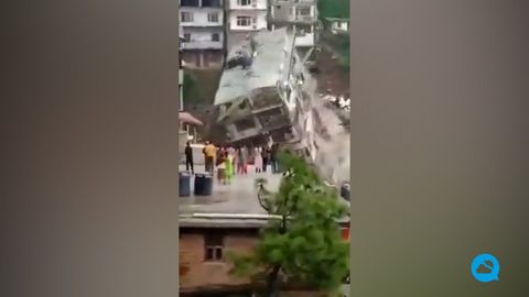 Un edificio cae por un deslizamiento de tierra en Shimla, la India