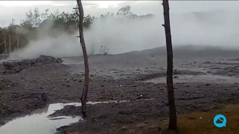 Increíble erupción de un volcán de lodo en Indonesia