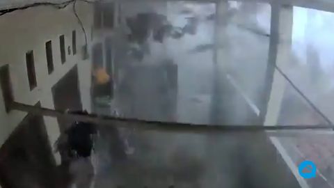 Espectacular downburst húmedo en Ciputat, Indonesia