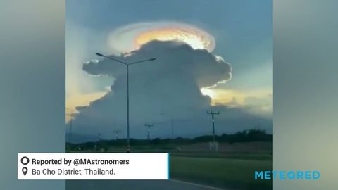 Espectacular iridiscencia en el distrito de Ba Cho, Tailandia