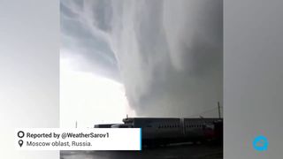 Spectaculaire natte neerstorting in Rusland