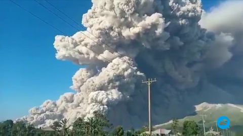 Éruption spectaculaire du Mont Sinabung sur l'île de Sumatra