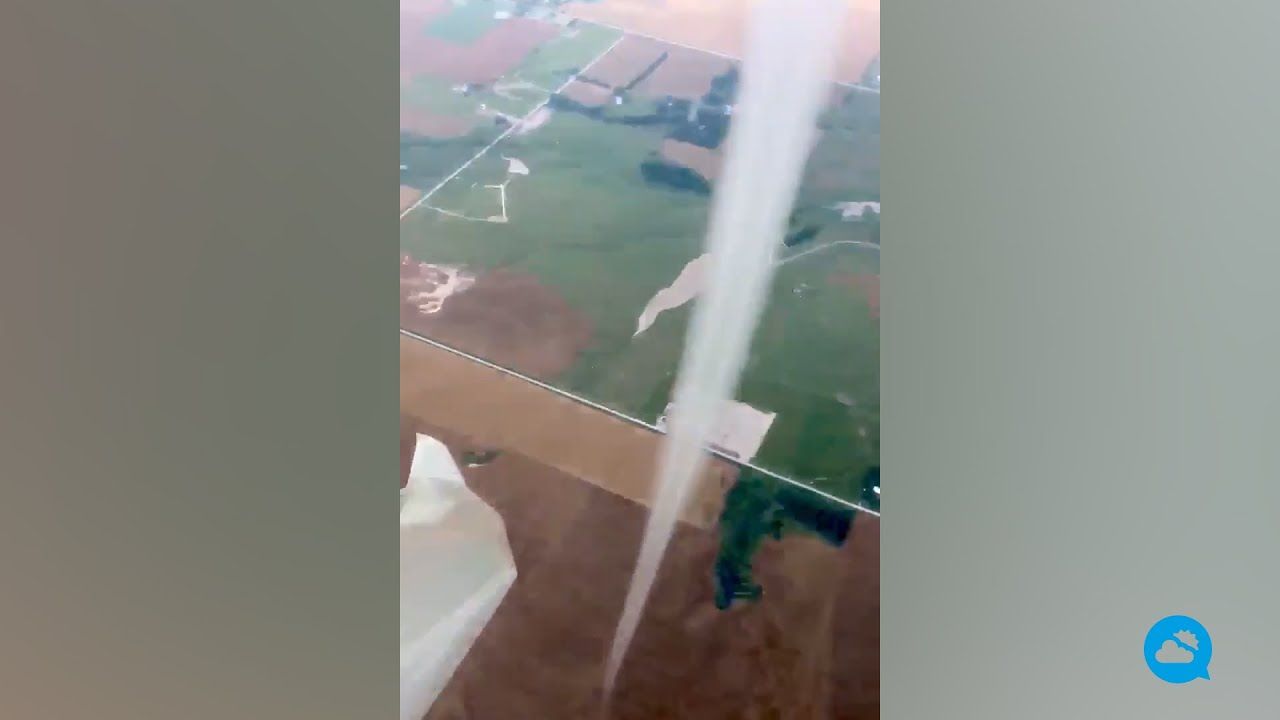 Espetacular nuvem funil registrada de um avião em Oklahoma, EUA